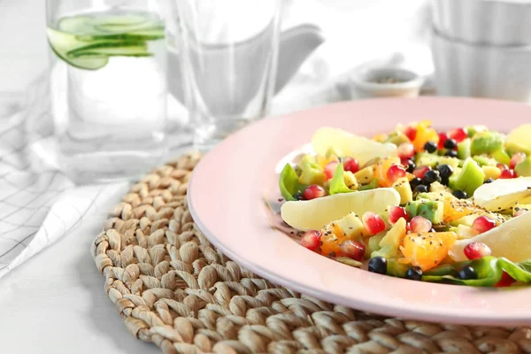 Prato com salada de supercomida na mesa — Fotografia de Stock