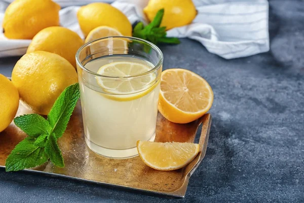 Стакан свежего лимонного сока на металлическом подносе — стоковое фото