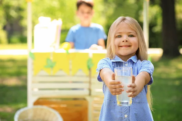 Urocza dziewczyna trzymając szklankę lemoniady w parku — Zdjęcie stockowe