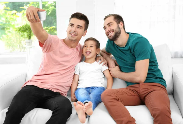 Coppia gay maschio con figlio adottivo che si fa selfie. Concetto di adozione — Foto Stock