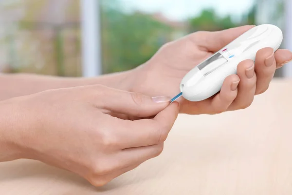 Woman holding digital glucometer, closeup — Stock Photo, Image