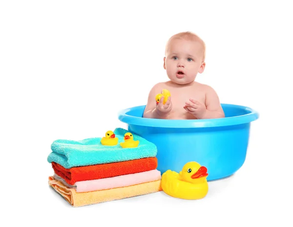 Милая детская стирка в ванне на белом фоне — стоковое фото