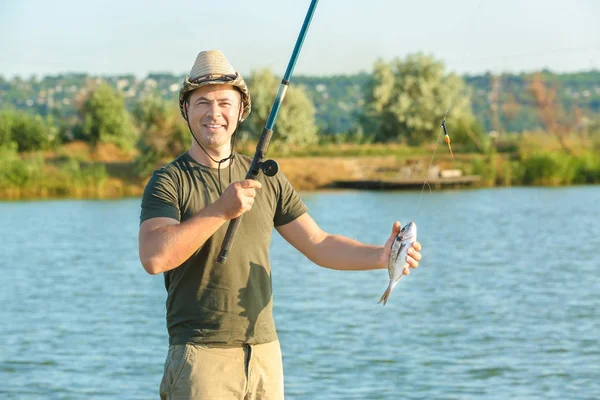 Hombre pescando en el río — Foto de Stock