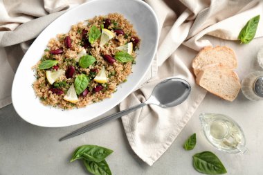 Quinoa ve fasulye salatası