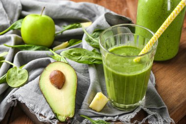 Ispanak güler yüzlü masada cam