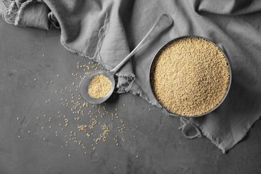 Metal kaşık ve kase de ham quinoa ile kompozisyon 