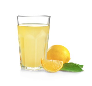Beyaz arka planda bir bardak taze limon suyu.
