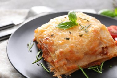 Tablo lazanya ile plaka