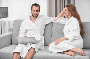 Seven çift bornoz içinde genç 