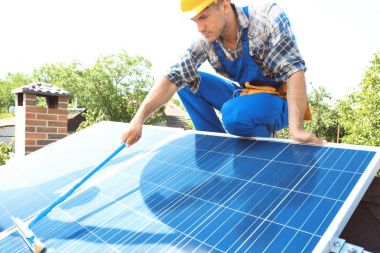 Güneş panelleri yükleme açık havada sonra temizlik işçisi