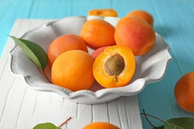 Ahşap tahta üzerinde taze kayısı ile plaka