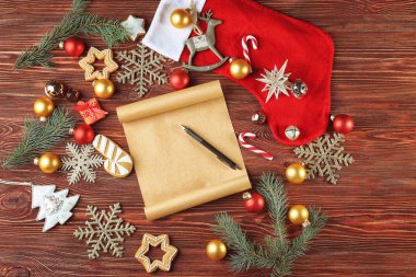 Kaydırma ve Noel dekor ahşap masa üzerinde kompozisyonu