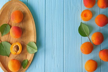 Tahta masada taze kayısılar.