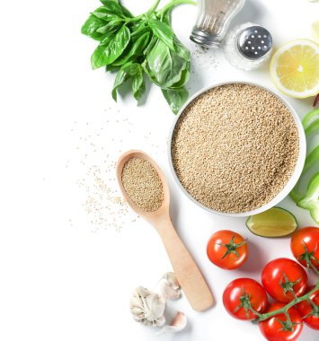 Ham quinoa ve taze sebze ile kompozisyon 