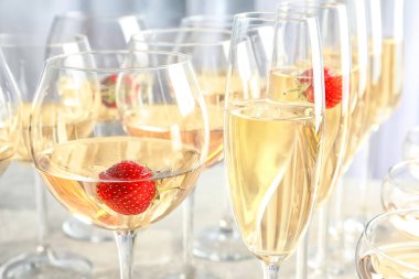 lezzetli şarap çilek ile 