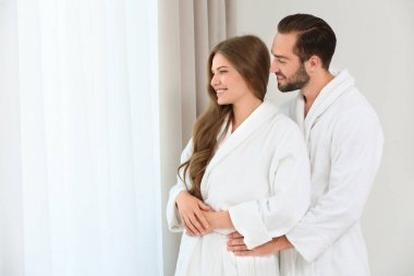 Seven çift bornoz içinde genç 