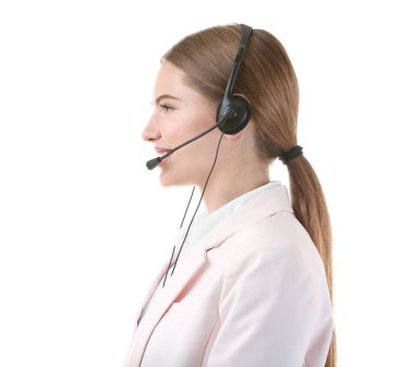 Kulaklıklı genç bir kadın.