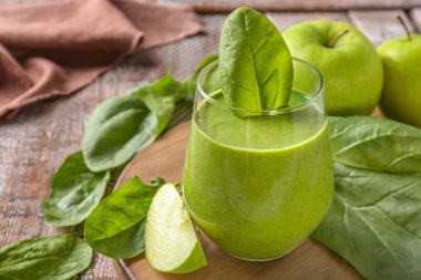 Ispanak yüzlü ahşap tahta üzerinde bardak