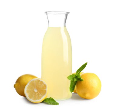 Beyaz arka plan üzerinde taze limon suyu şişesiyle