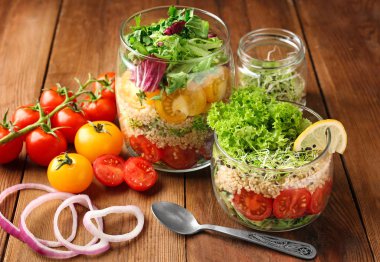 quinoa ile sebze salatası  