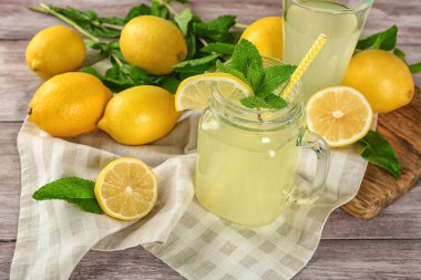 Ahşap masa üzerinde taze limon suyu ile mason kavanoza güzel kompozisyon
