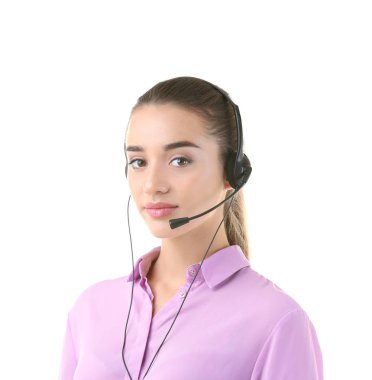 Kulaklıklı genç bir kadın. 