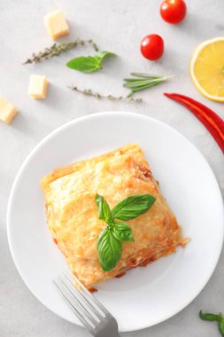 Tablo lazanya ile plaka