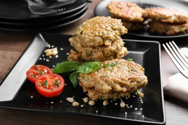 Lezzetli brokoli kek kiraz domates ile servis ve mutfak siyah plaka üzerinde taze fesleğen yaprağı