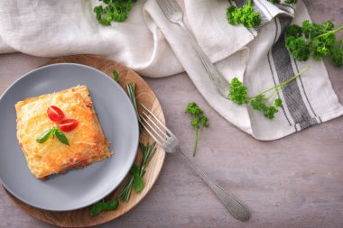 Lezzetli lazanya ile plaka 