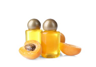 Kayısı Yağı beyaz zemin üzerine taze meyve ile şişe