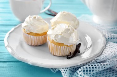 Plaka üzerinde lezzetli vanilyalı kek