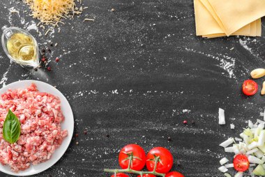 Et lazanya masada yemek pişirmek için malzemeler