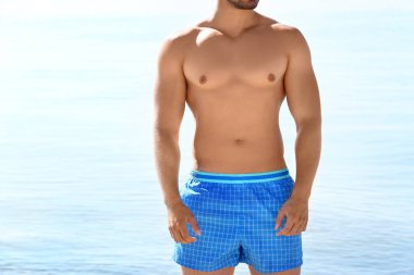 Yakışıklı genç deniz plaj