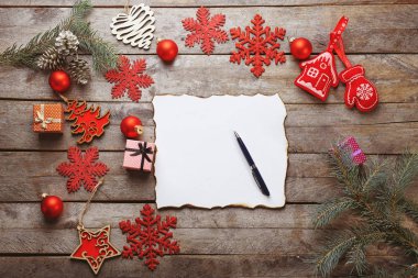 Ahşap masa üzerinde Noel Baba için mektup ile kompozisyon