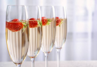 lezzetli şarap çilek ile 