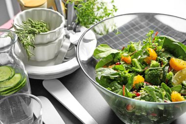 Masada bir kapta Superfood salata