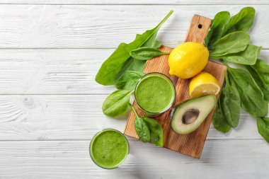 Ispanak güler yüzlü ahşap arka plan üzerinde gözlük