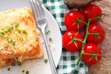 Lezzetli lazanya ile plaka 