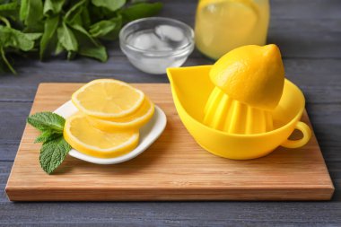 Limon sıkacağı tablo ile kompozisyon