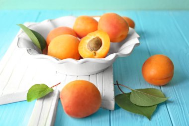 Ahşap tahta üzerinde taze kayısı ile plaka