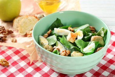 Yumurta ve kase ıspanak salatası