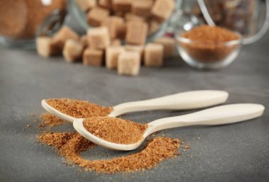 Gri tablo üzerinde kahverengi şeker kaşığı