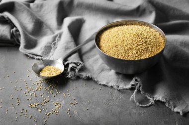 Metal kaşık ve kase de ham quinoa ile kompozisyon 
