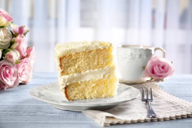 Ahşap masa üzerinde lezzetli vanilyalı pasta dilimi