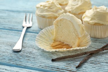 Ahşap masa üzerinde lezzetli vanilyalı kek