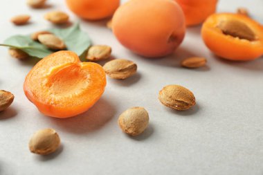 Kayısı çekirdekleri tablo ile