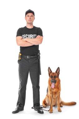 Güvenlik görevlisi ile beyaz arka plan üzerinde köpek