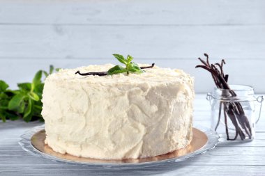 Ahşap masa üzerinde lezzetli vanilyalı pasta