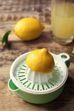 Limon sıkacağı ahşap arka plan üzerinde
