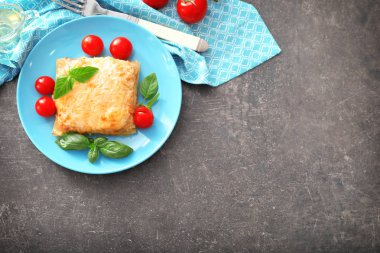 Lezzetli lazanya ile plaka 